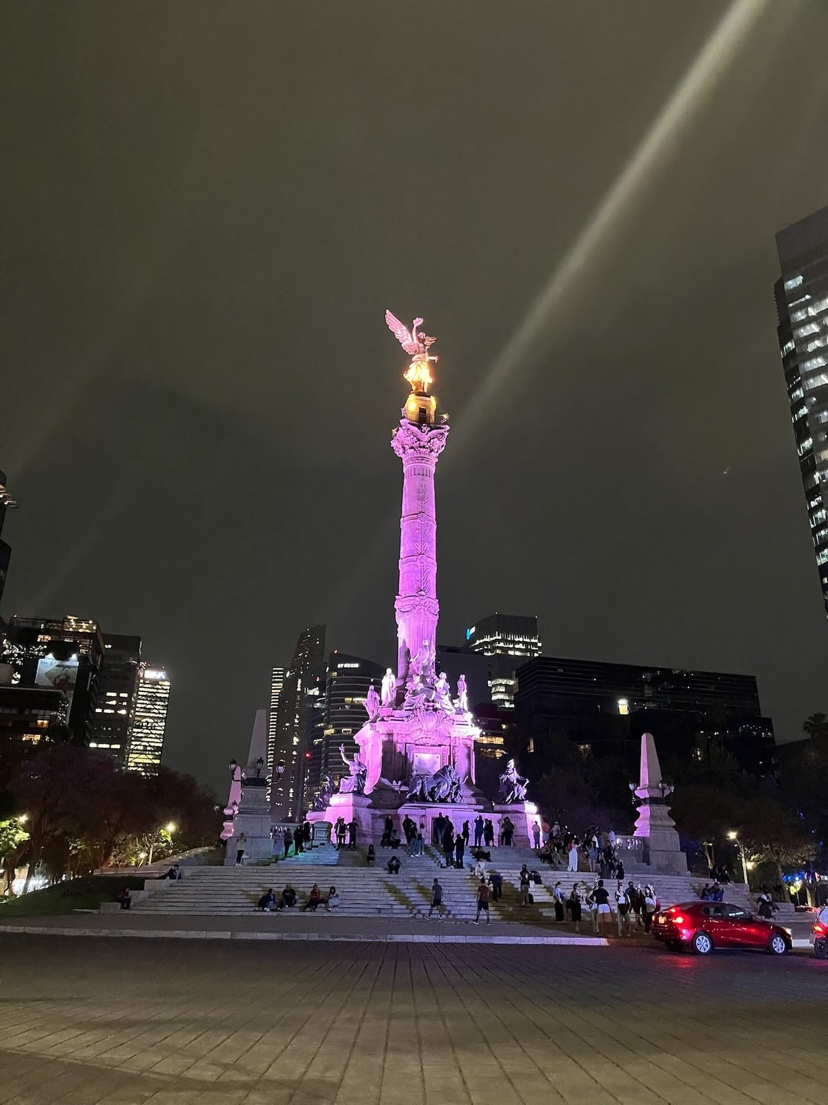 L'Ángel de la Independencia di sera