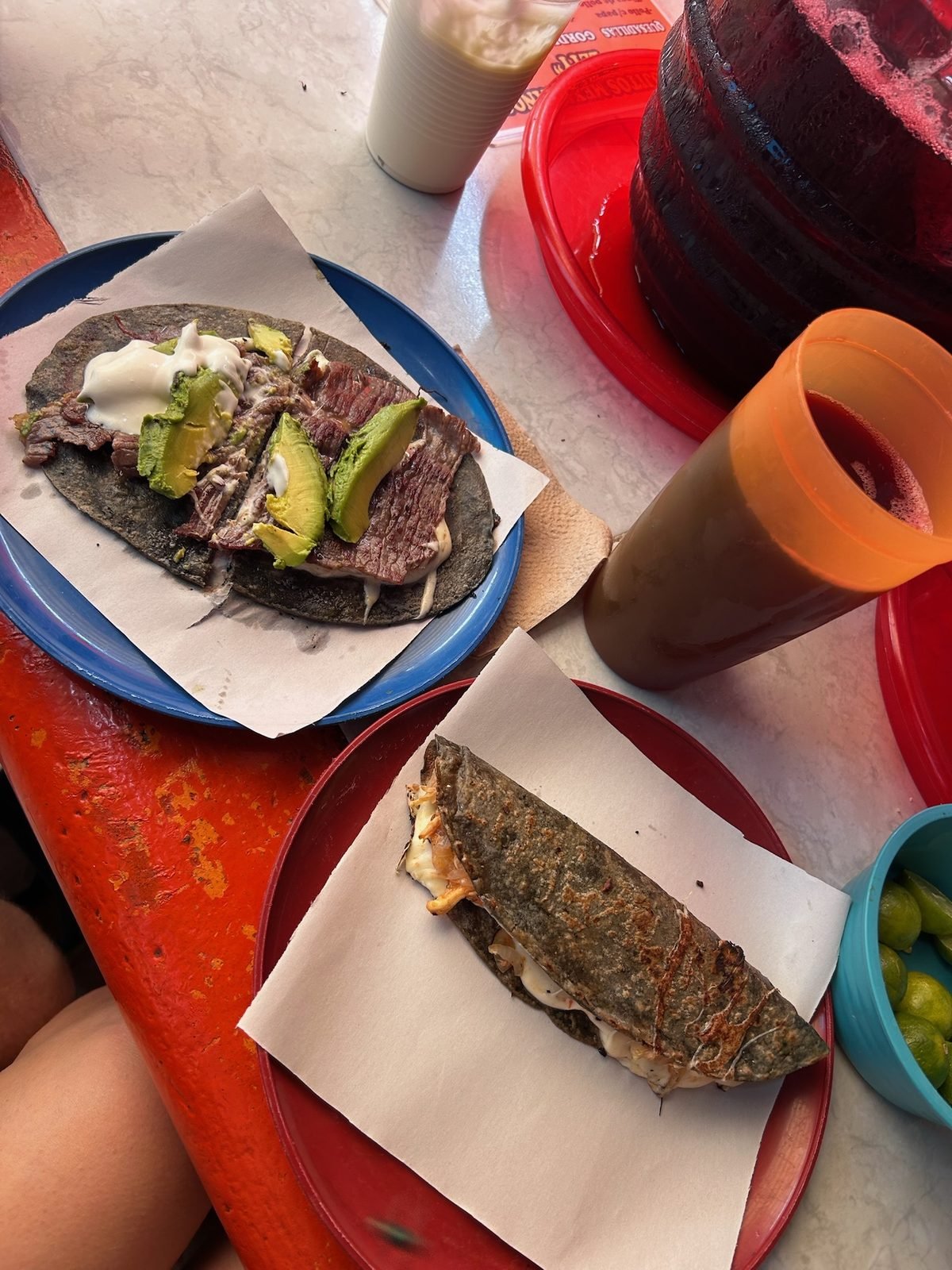 Quesadillas, cecina e agua de Jamaica